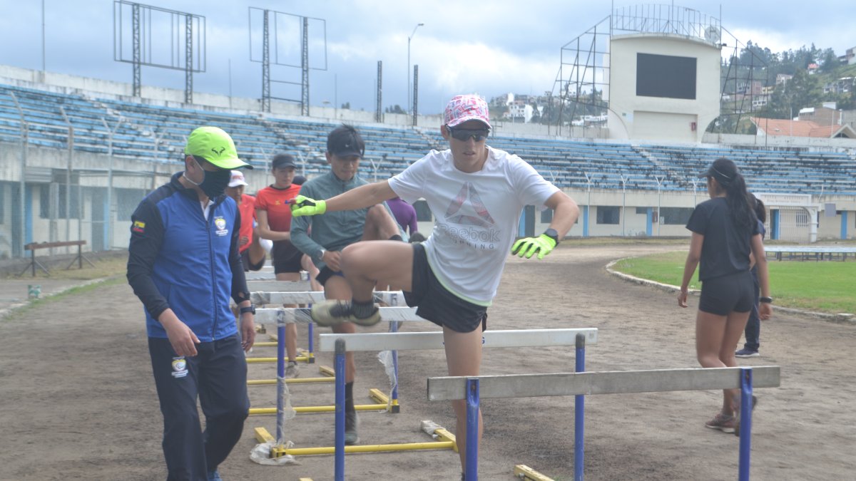 Concentración. Darwin junto a atletas de la selección absoluta y la adaptada entrenan actualmente en Loja.