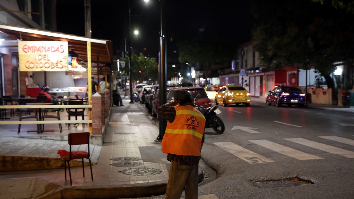 Vigilantes seguros. Son personas civiles que trabajan a lo largo de la avenida Adolfo Alvear Ordóñez. Ellos se encargan de cuidar los vehículos apostados en los exteriores de los negocios y viviendas.