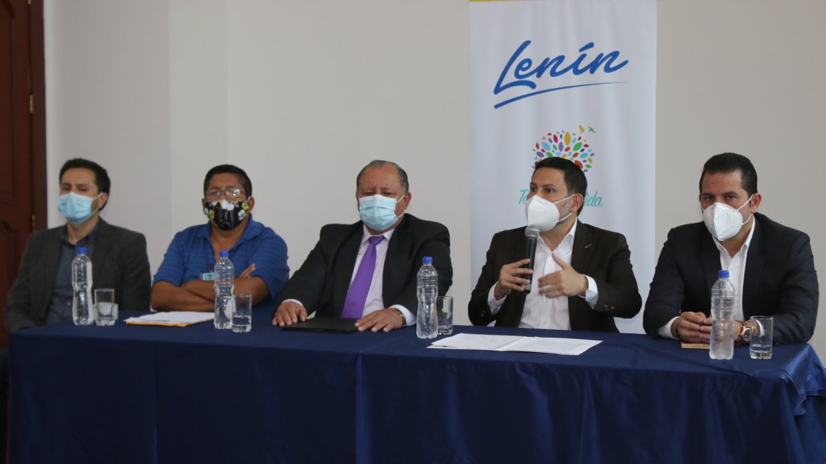 El ministro Gabriel Martínez dio el lunes una rueda de prensa sobre el estado del proceso contractual del hospital de Pedernales.