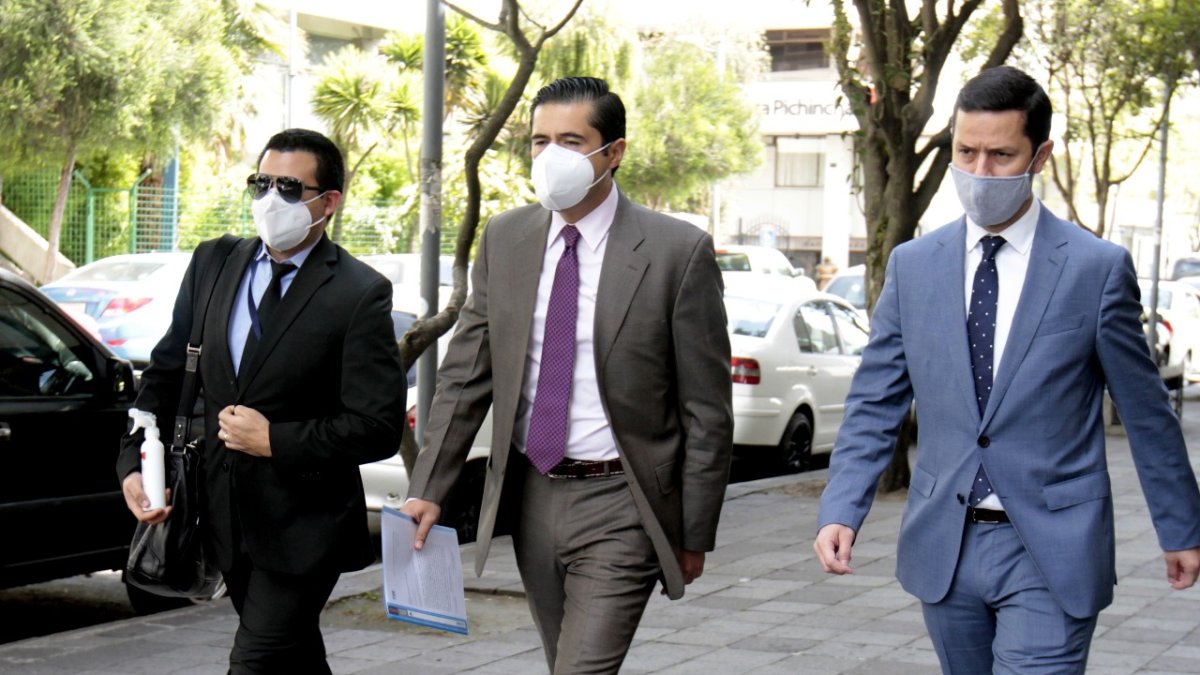 El ministro de Economía Richard Martínez dio una versión breve en el caso del Hospital de Pedernales.