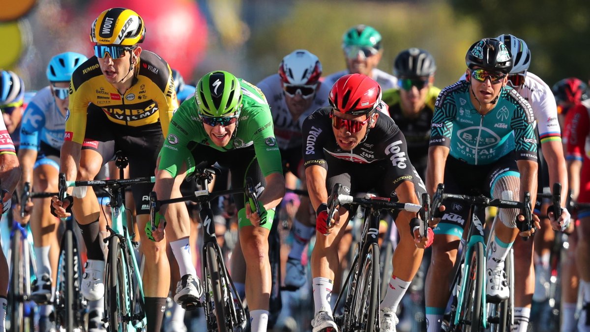 El australiano Caleb Ewan (derecha) ingresó a la recta final de la etapa cabeza con cabeza con Sam Bennett (izquierda)