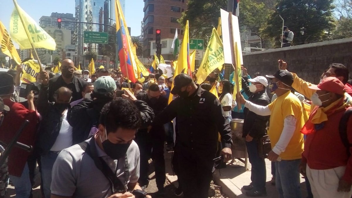 El lunes 7 de septiembre los simpatizantes de AEA protestaron en los exteriores del CNE exigiendo que les dejen participar en los comicios de 2021.