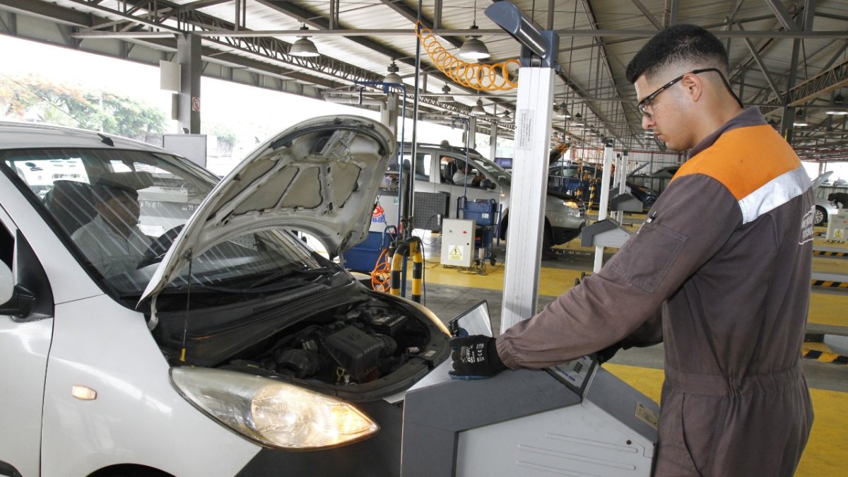 Un trabajador realiza la revisión vehicular en las instalaciones de la entidad.