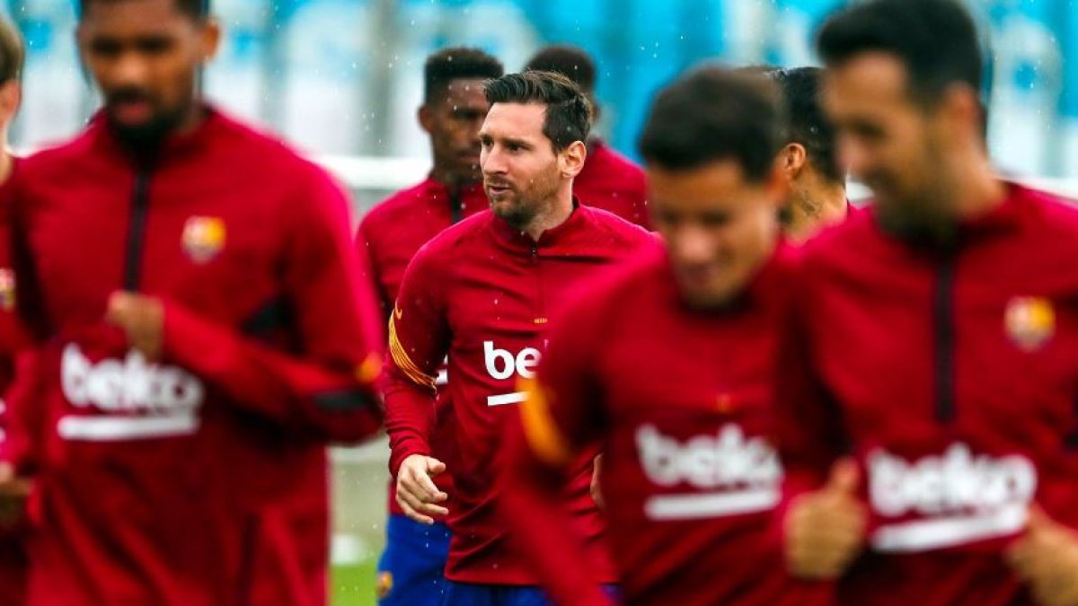 Una escena que hace poco parecía imposible, Lionel Messi entrenando junto a sus compañeros del Barça.