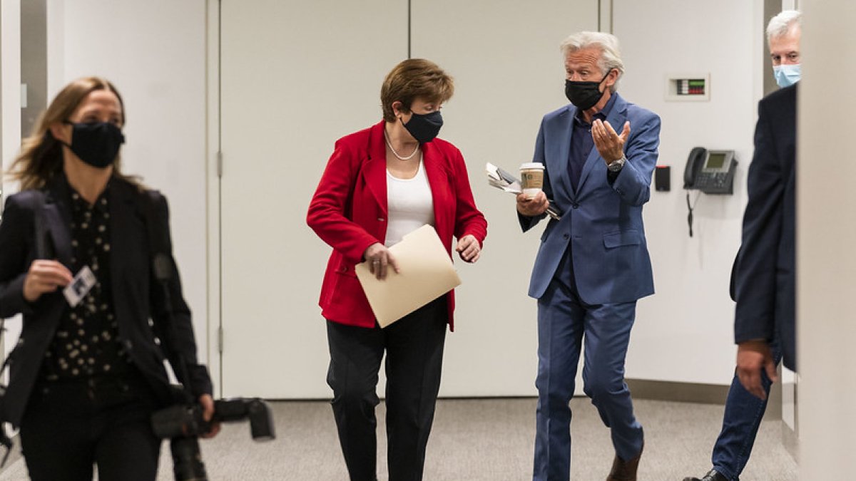 Kristalina Georgieva (centro), directora del FMI, publicó este 9 de septiembre un editorial en la revista Foreign Policy.