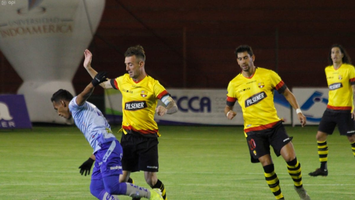 Macará se cerraba, a los 8 minutos Adonis Preciado trato de abrir el marcador, con un remate de fuera del área, pero la pelota salió lejos del arco.