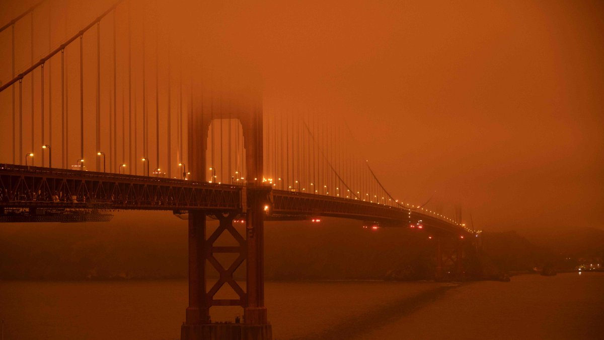 Una vista del puente Golden Gate en una escena que parece apocalíptica. Los incendios al norte y sur del estado rompen récords cuando aún faltan meses para el fin de la temporada.