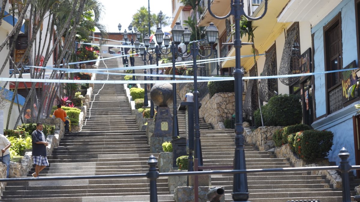 Gradas. Es una costumbre en el punto colocar banderines en la subida del cerro Santa Ana.