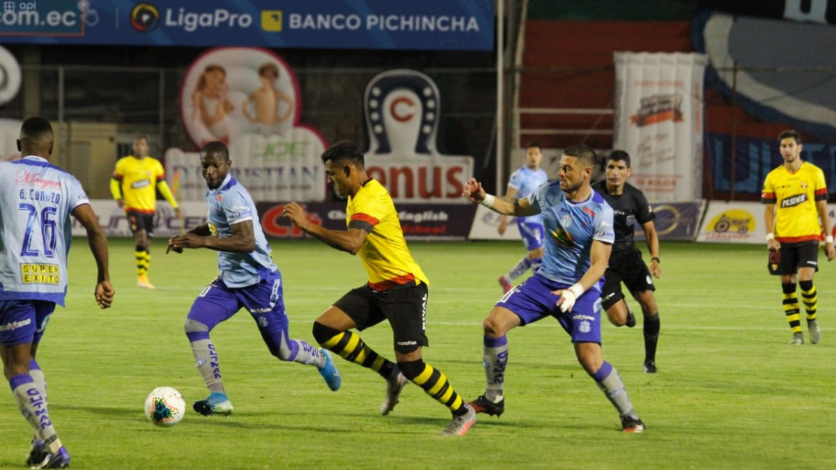 Los primeros minutos fueron de fútbol en el medio campo, Marques, Díaz y Emmanuel Martínez trataban de alimentar a José Angulo, pero el fútbol se quedaba en media cancha.