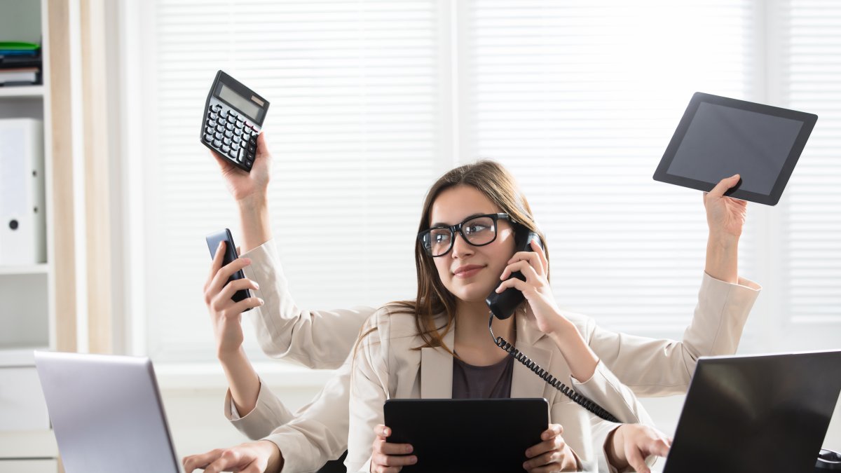 Para reducir la ansiedad y el estrés, dedique tiempo durante su rutina diaria a realizar actividades físicas que le gusten, como yoga, pilates o tai chi.
