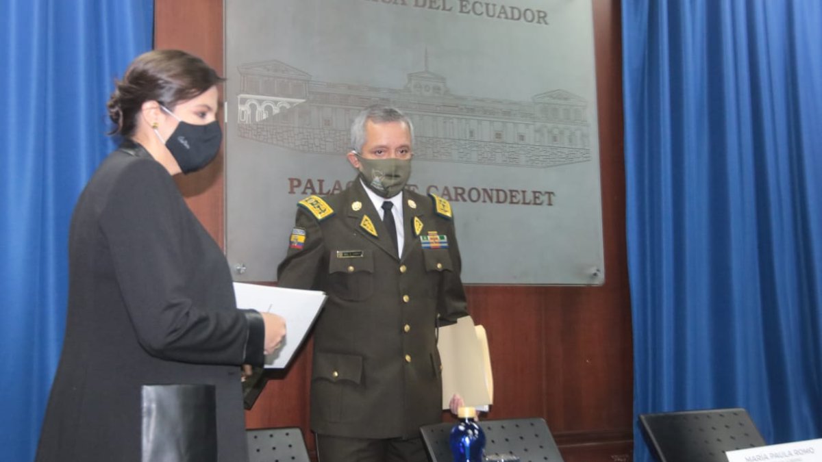 La ministra de Gobierno María Paula Romo y el comandante de Policía Patricio Carrillo, durante la exposición de anomalías en el Isspol.