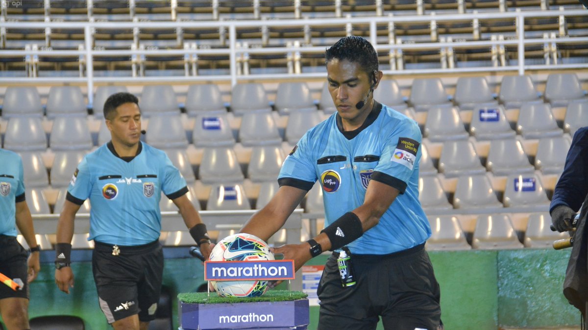 En las últimas fechas los errores de los árbitros son más notorios. La cercanía de la definición de la etapa hace que la lupa se centre en ellos, quienes esperan contar pronto con la ayuda del VAR.