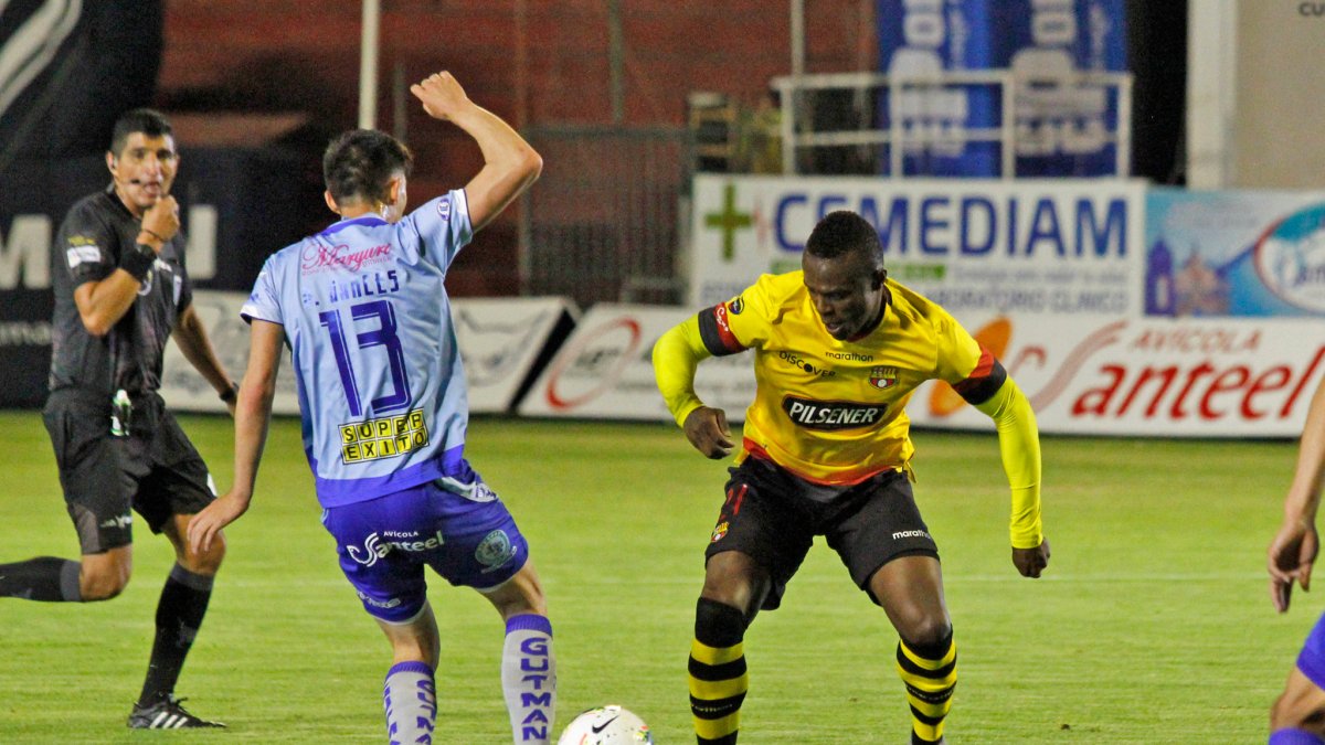 José Angulo (d), delantero de Barcelona, no logró afianzarse en la ofensiva del cuadro canario.