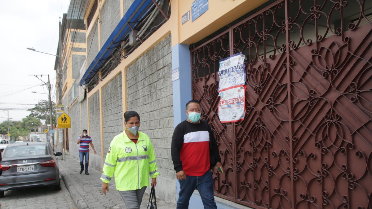 Hecho. Personal de la Dinapen acudió al centro educativo que fue clausurado este jueves.