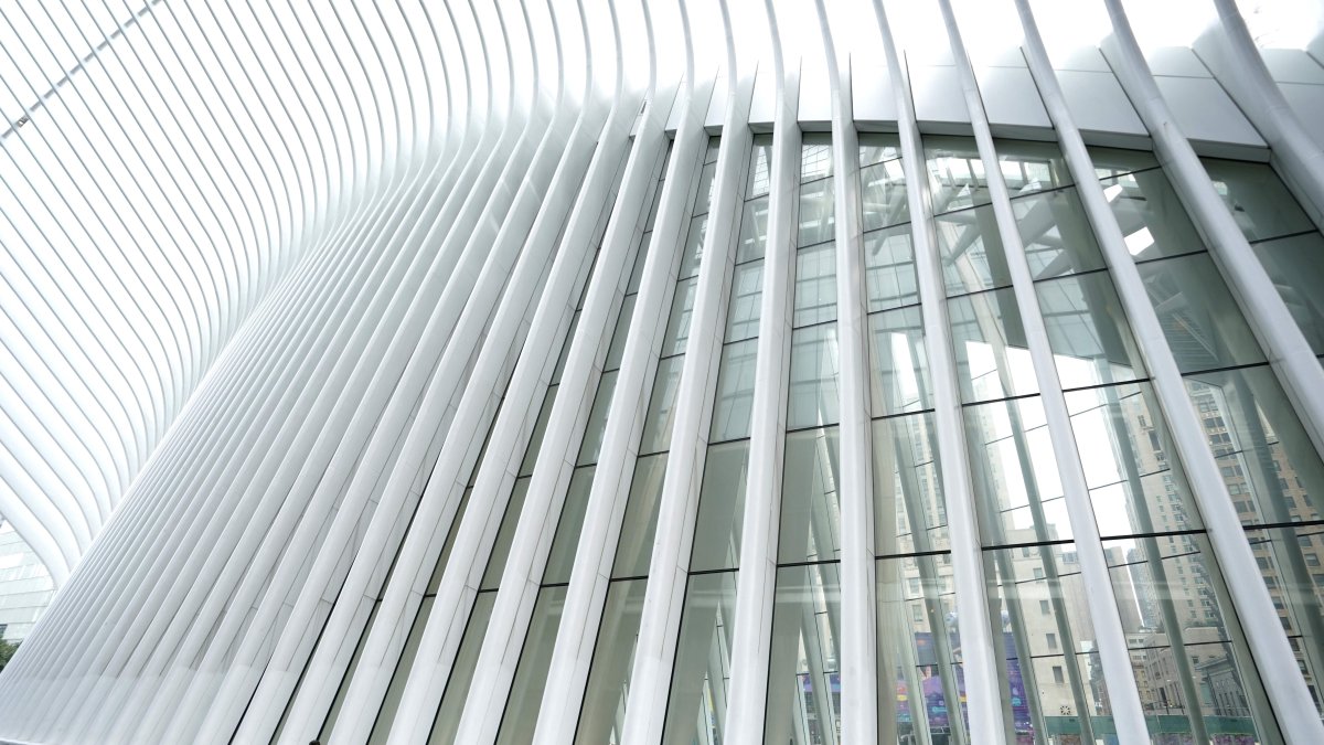 Un hombre se sienta fuera del Oculus del World Trade Center Transportation Hub.