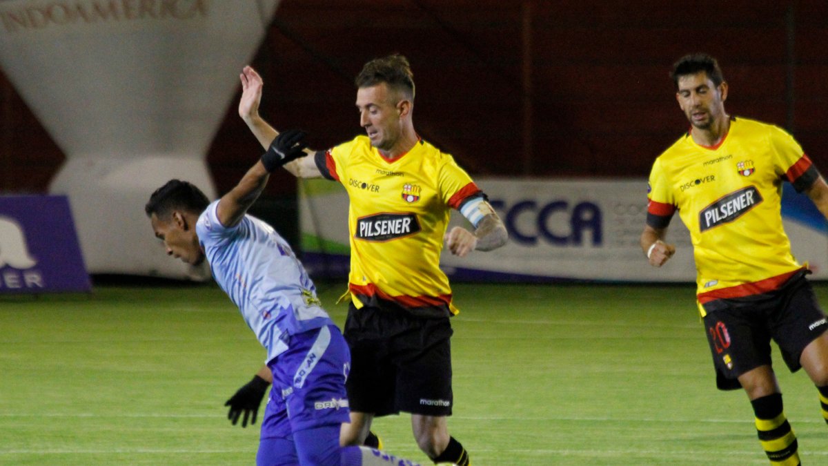 Clave. Damián Díaz (d), mediocampista de Barcelona, además de marcar el gol reguló los tiempos en el Ídolo, sin embargo su tanto no alcanzó para sumar los tres puntos.