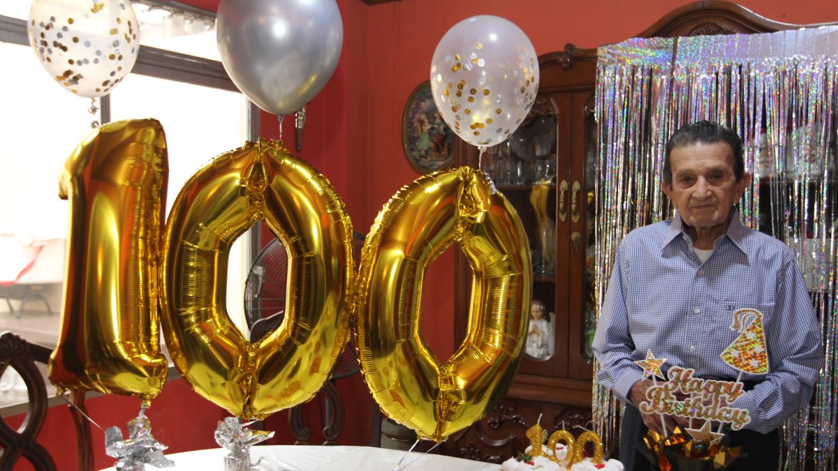 El protagonista. Ángel Abraham Garaycoa durante el festejo por sus 100 años de vida, en su vivienda ubicada en la Alborada.