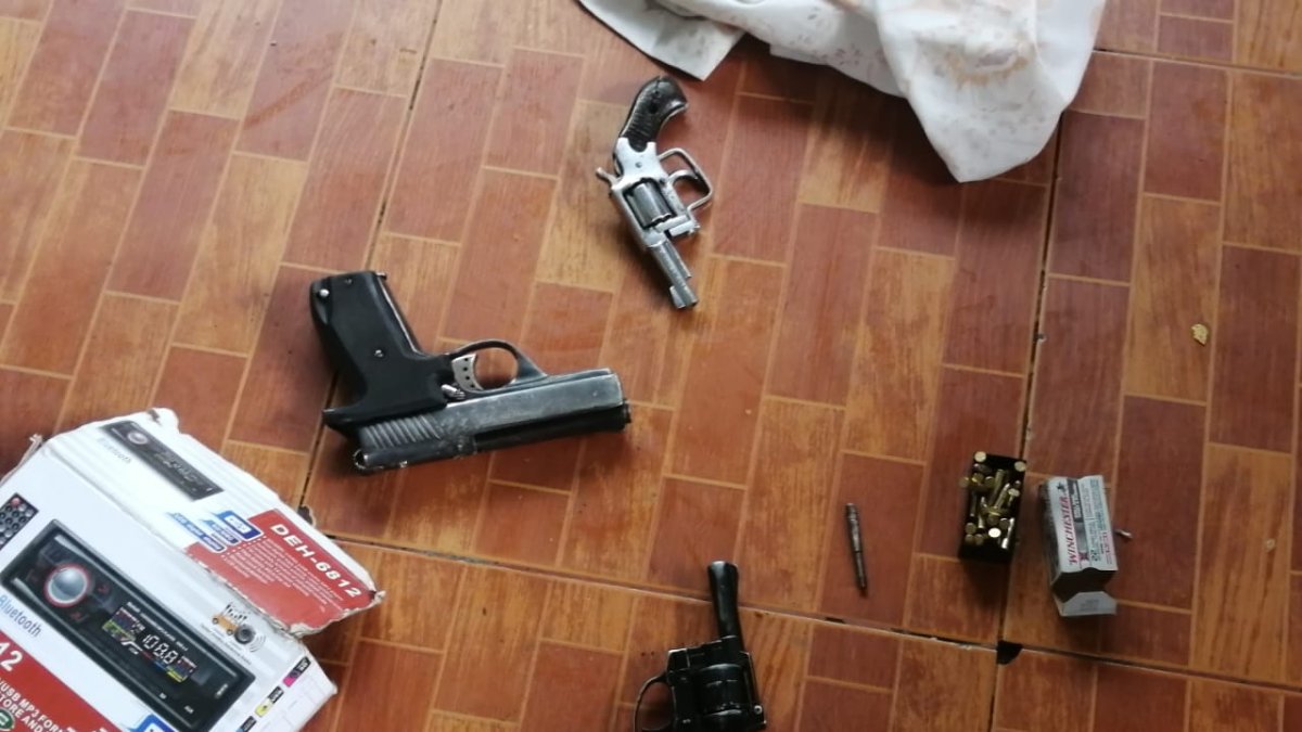 En Riobamba los militares encontraron tres armas y municiones en un sitio en el que se expendían bebidas alcohólicas.