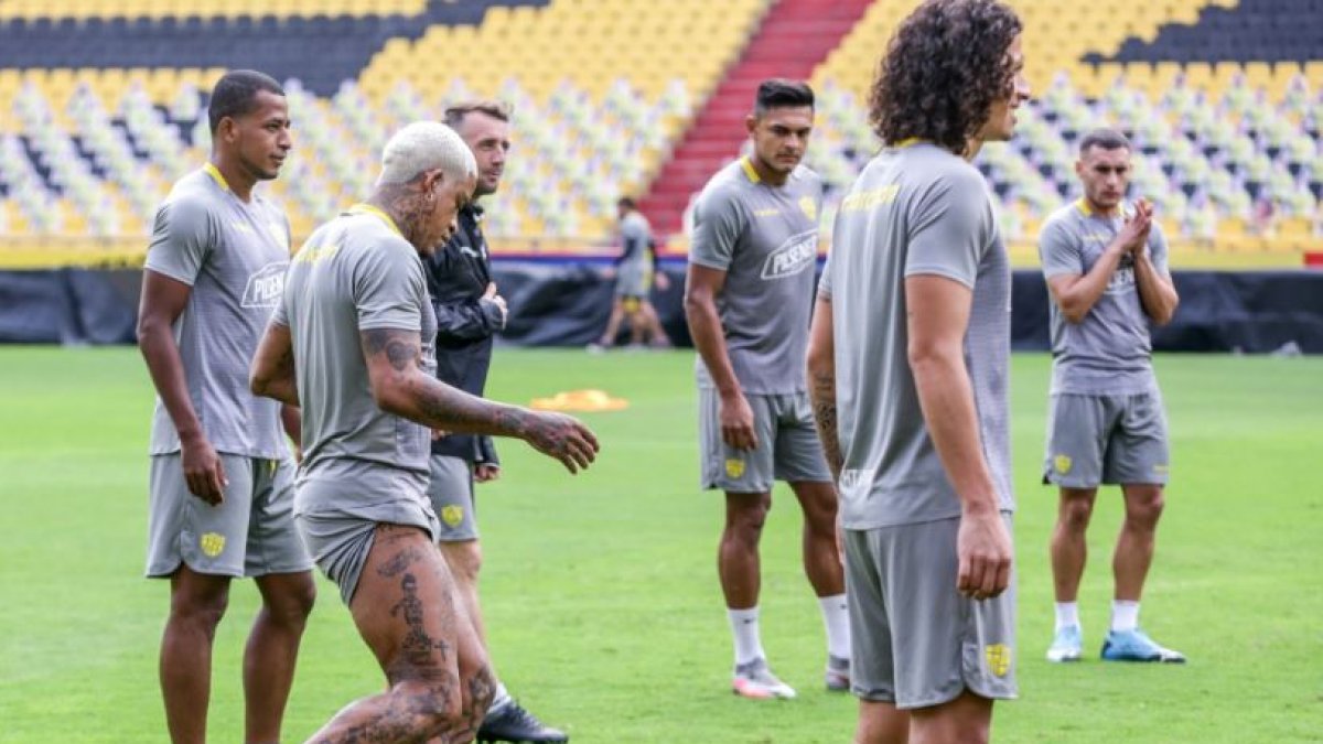 Michael Arroyo (i) trabajó a la par del resto de sus compañeros.