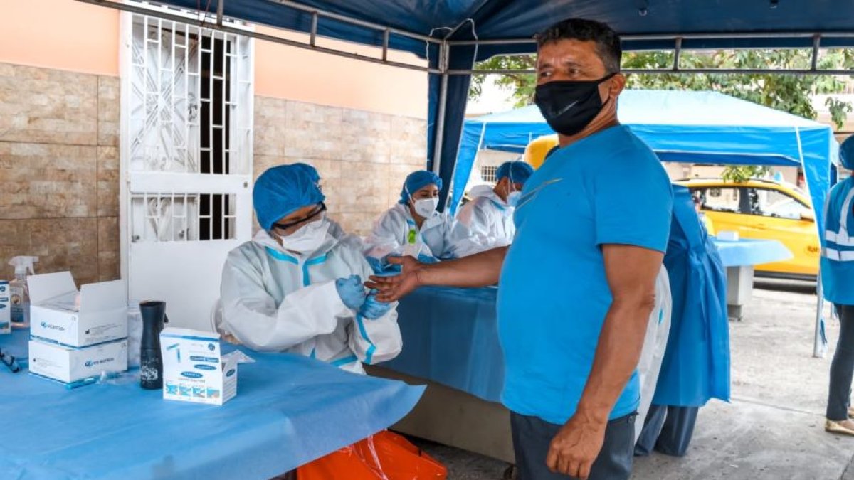 Una brigada de médicos del Municipio de Guayaquil realizan pruebas de Covid en la ciudad.