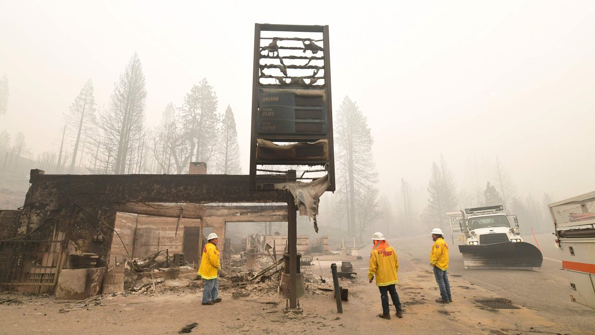 Shaver Lake. Bomberos recorren el lugar donde hasta inicios de semana estaba una tienda. Solo queda el letrero en pie, tras el paso del incendio.