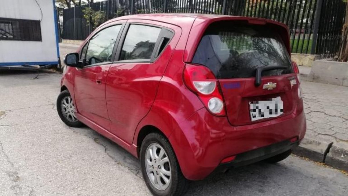 El vehículo utilizado por el detenido fue alquilado a otro ciudadano. El apresado actuaba con un cómplice, quien no podido ser capturado.