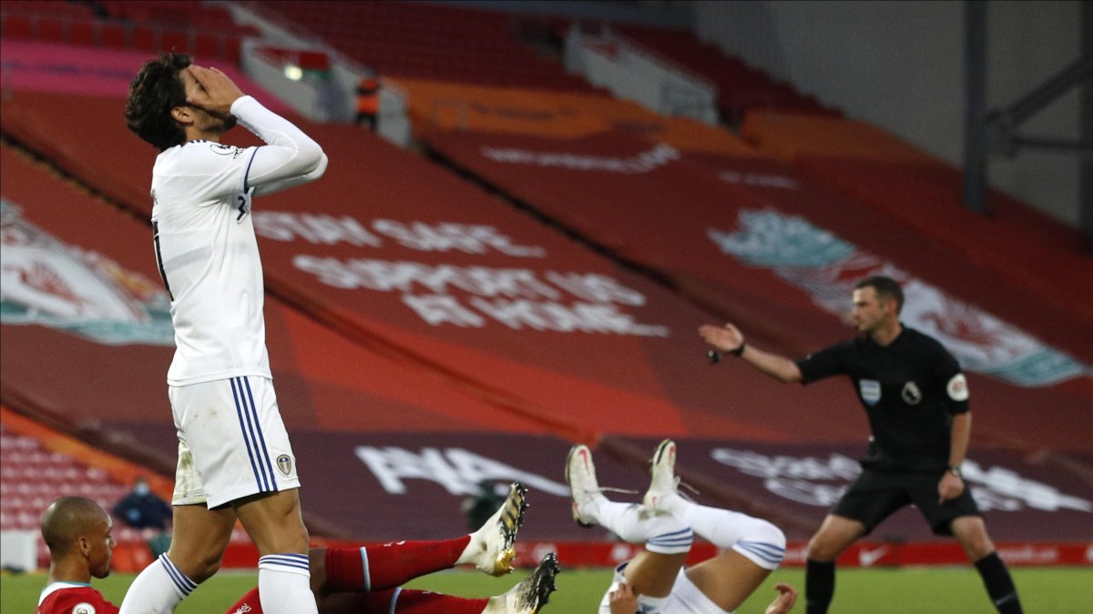 Leeds United perdió el encuentro en los últimos minutos debido a un penal muy claro