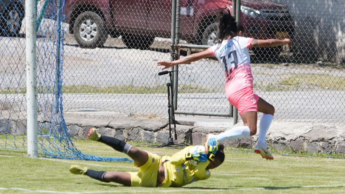 Disputa. Mayerlin Montoya (amarillo) le gana el balón a la delantera de Ñañas, Karen Páez (13) durante el partido de la primera fecha de la Superliga Femenina del Ecuador.