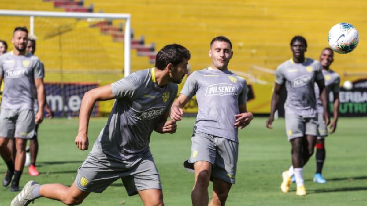 Barceloan tendrá algunas bajas para medir hoy a Junior, entre esos Bruno Piñatares (i).