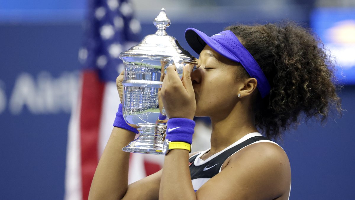 Osaka, de 22 años, besa el trofeo del US Open 2020. Ya suma dos con el de 2018
