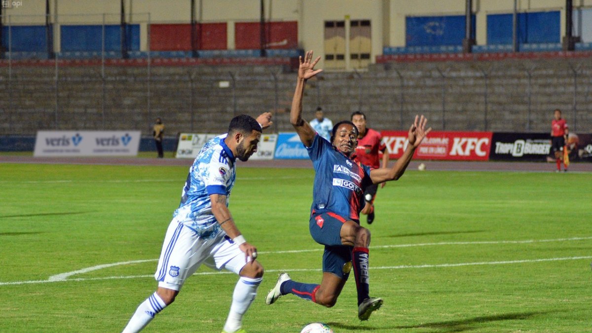 Robert Burbano (i) no fue un gran aporte para Emelec en el partido ante Olmedo.