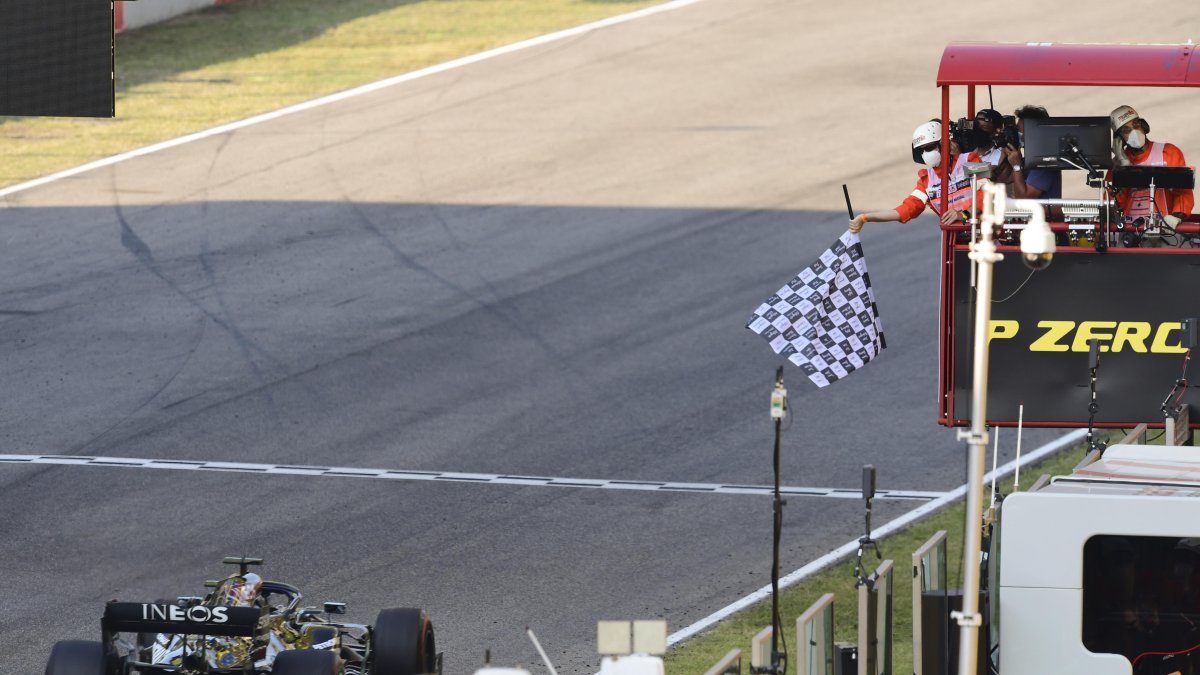 Lewis Hamilton recibiendo la bandera a cuadros en el Gran Premio de La Toscana.