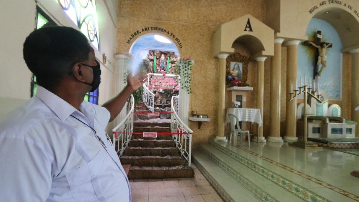 El padre Alirio Castro Rodríguez, misionero de Stella Maris, muestra el primer cuadro con el que se inauguró el templo guayaquileño.