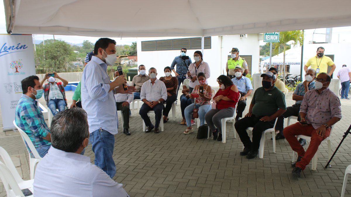 El ministro de Transporte y Obras Públicas, Gabriel Martínez, se reunió el sábado con habitantes de Pedernales.