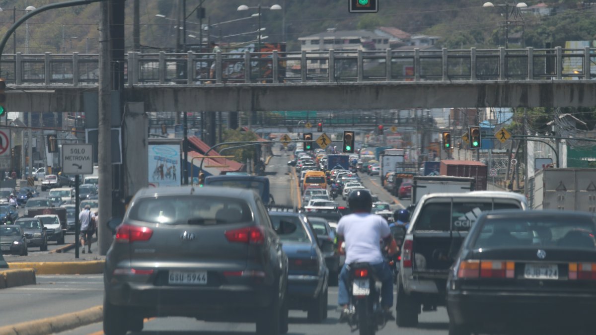 Congestionamiento. Desde el pasado 24 de agosto la ATM prohibió invadir los carriles de la metrovía.  El cambio ha generado más embotellamientos.