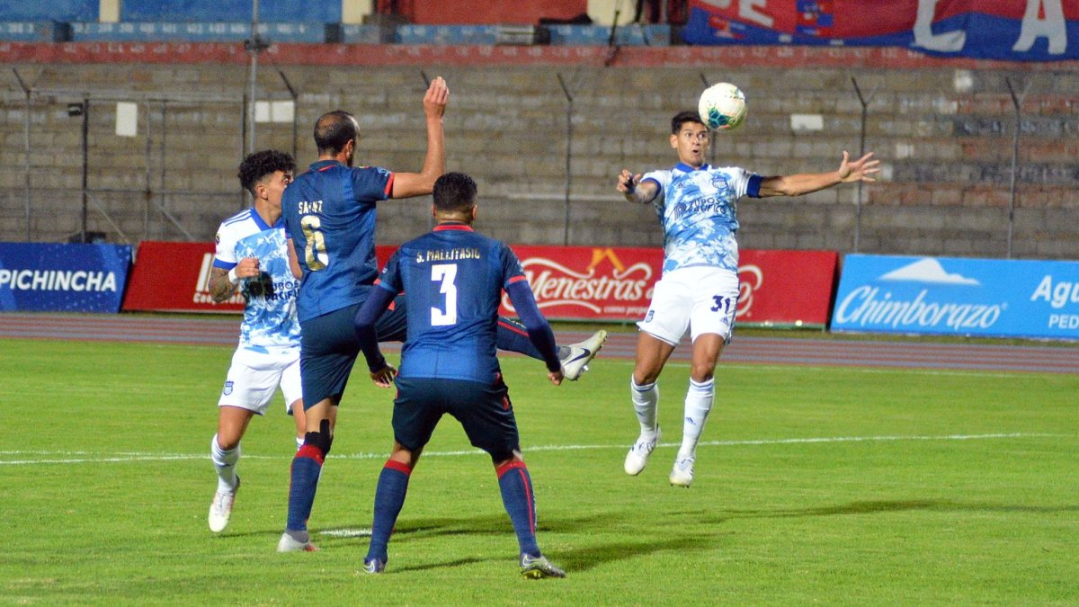 En el partido ante Olmedo, Facundo Barceló (d) no aportó en la delantera de Emelec. Queda la sensación de querer verlo junto a Roberto ‘la Tuka’ Ordóñez.