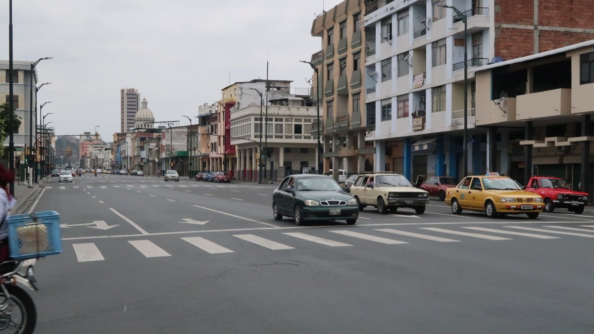 Circulación. Ayer, avenidas como la Machala y Quito, en el centro, lucieron parcialmente descongestionadas.