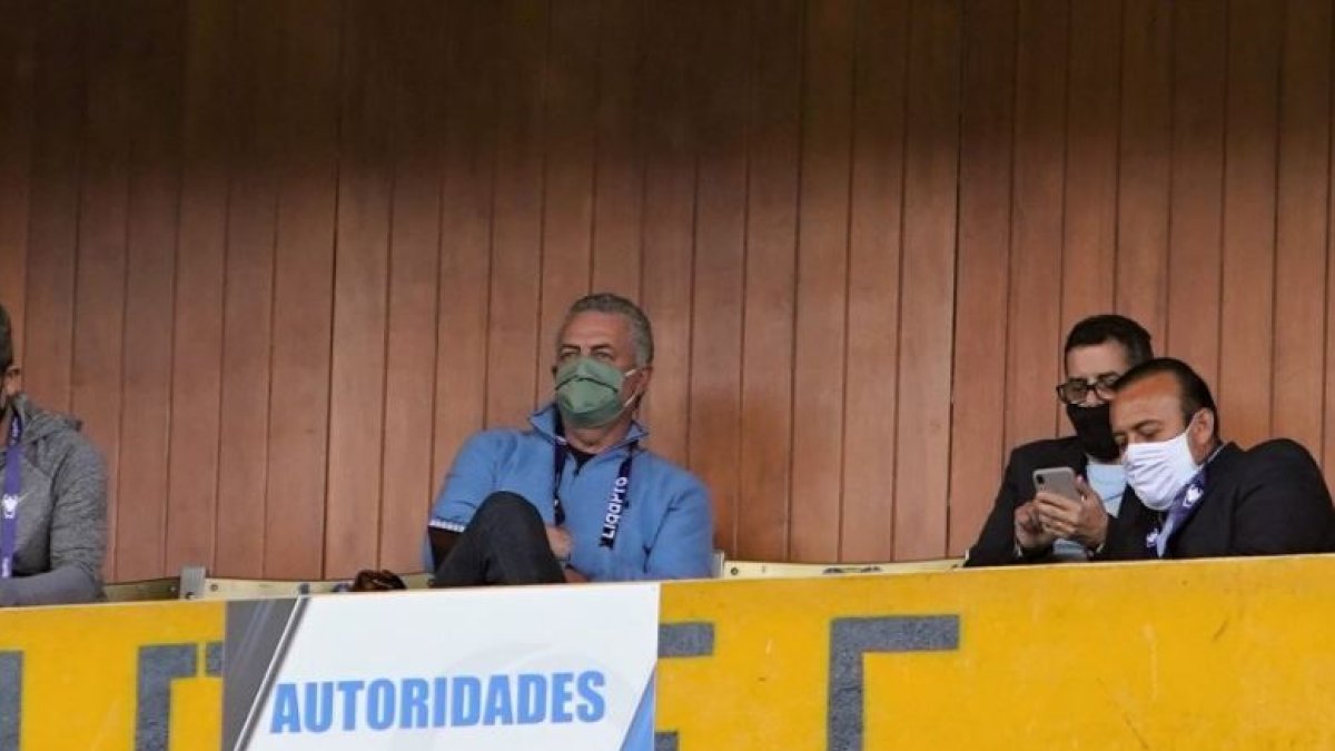 El técnico Gustavo Alfaro sí observa los partidos del campeonato.