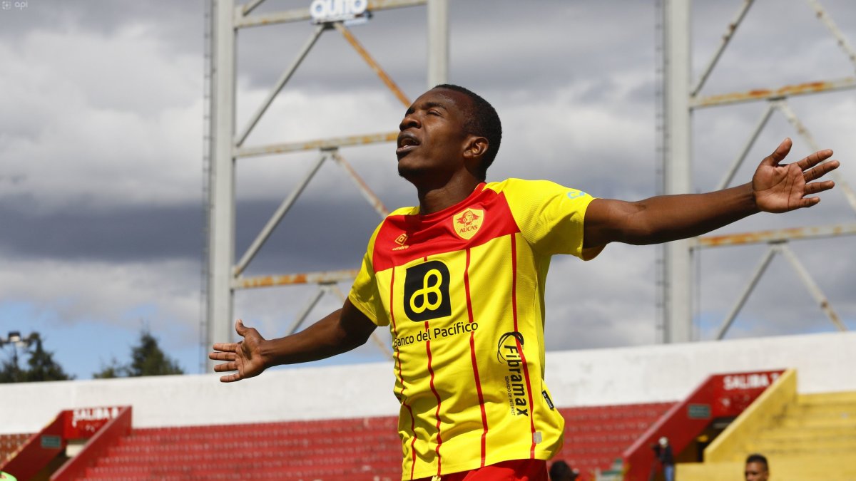 Figura. Jhonny Quiñónez fue el encargado de marcar los dos goles con los que Aucas se impuso 2-0 ante Deportivo Cuenca.