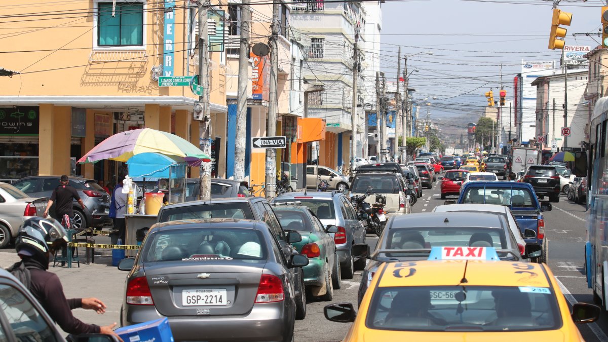 El tráfico vehicular en arterias de Guayaquil era notorio en los días previos al levantamiento del estado de excepción.

Agencia (ag-extra)
