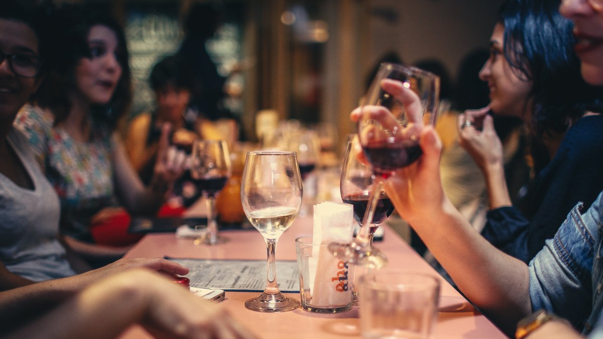 Imagen referencial. La mujer estadounidense, de 26 años, recorrió bares aunque registraba síntomas de coronavirus y pese a estar en cuarentena.