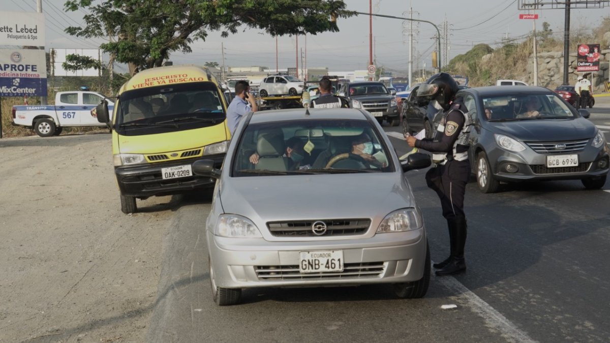 Los once vehículos particulares que fueron retenidos funcionaban como taxis.