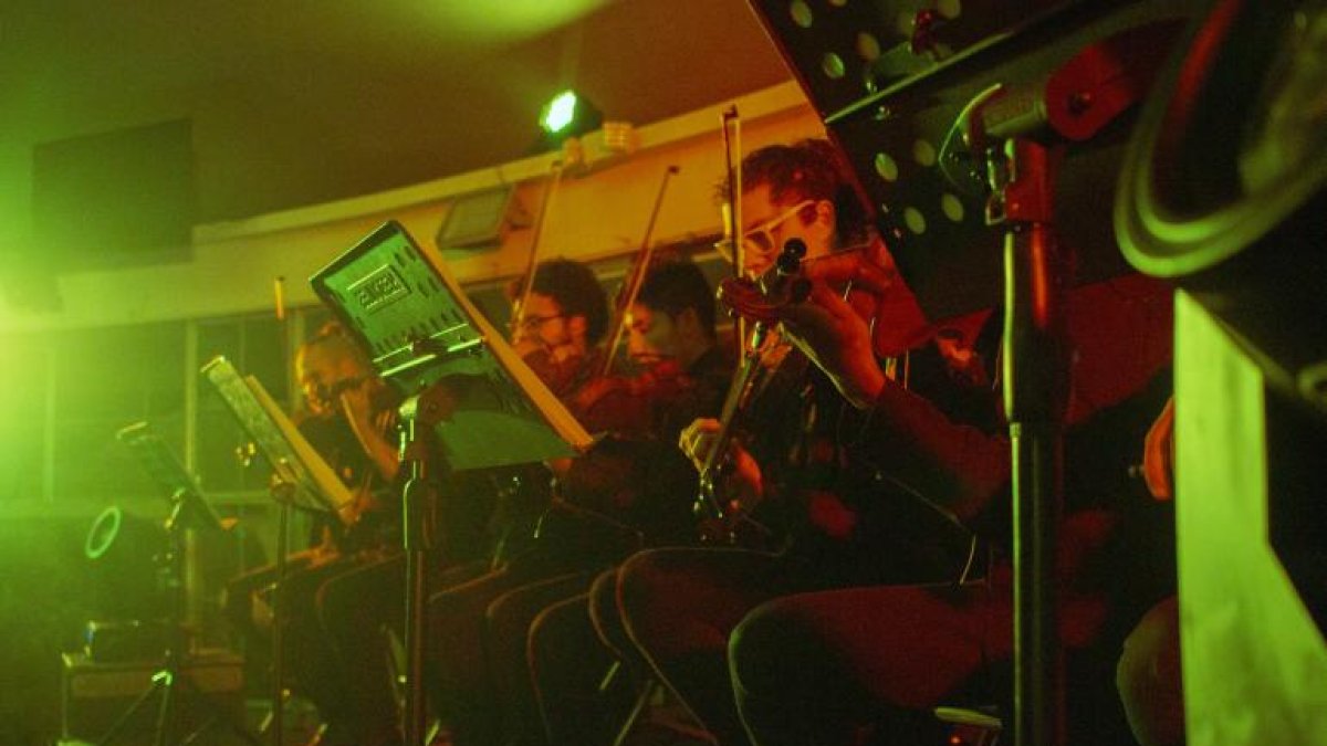 Serán 20 músicos en escena los que participarán y quienes interpretarán canciones representativas de los grupos mencionados.