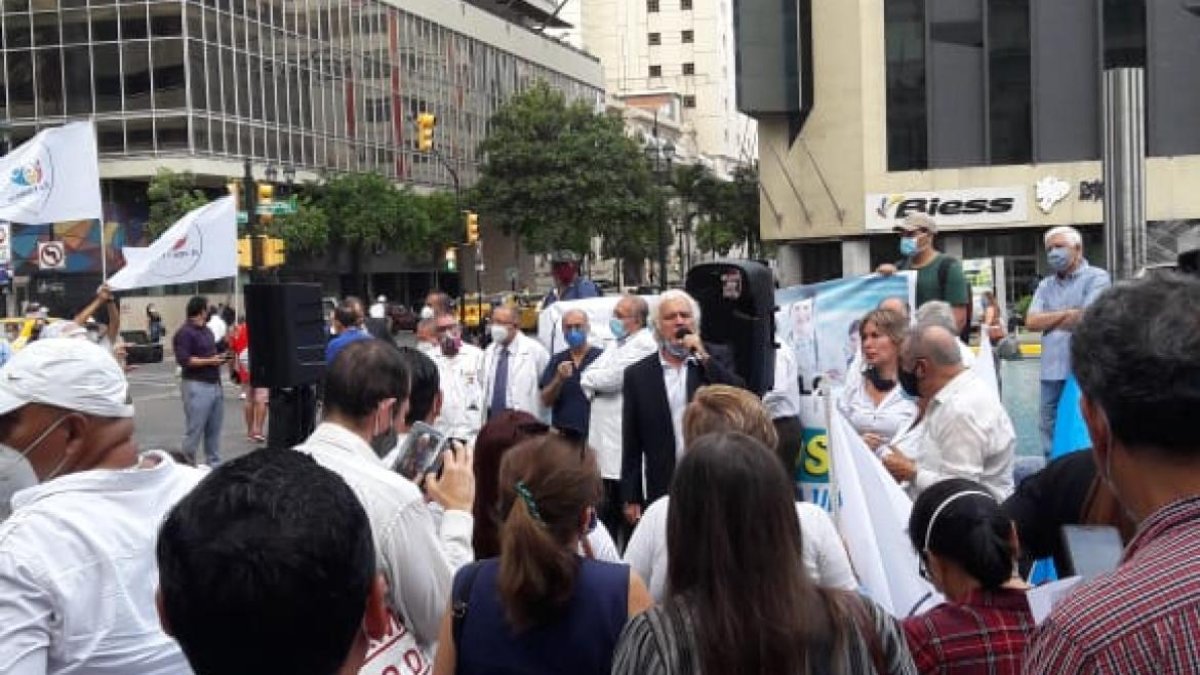 Una manifestación en favor del retorno del Instituto Izquieta Pérez se realizó en la Plaza Vicente Rocafuerte de Guayaquil.