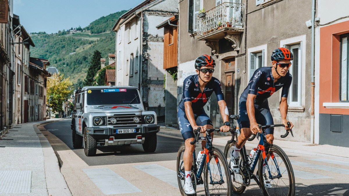 El ciclista ecuatoriano Richard Carapaz (i) entrenó este lunes por las calles de Grenoble durante su día de descanso obligatorio junto a otro miembro del Team INEOS