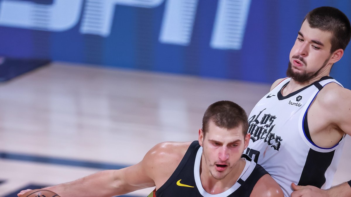 El serbbio Nikola Jokic con un doble-doble de 34 puntos, 14 rebotes y siete asistencias fue el hombre clave de los Nuggets.