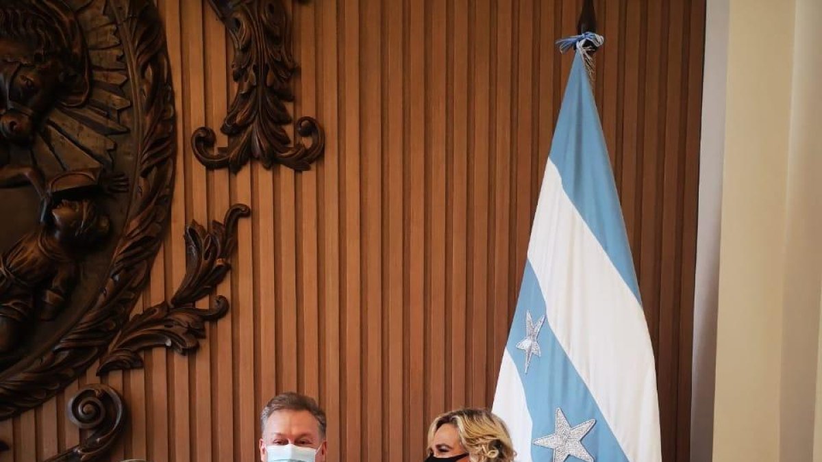 Entrega de reconocimiento a Gustavo Rivadeneira por labor comunitaria.