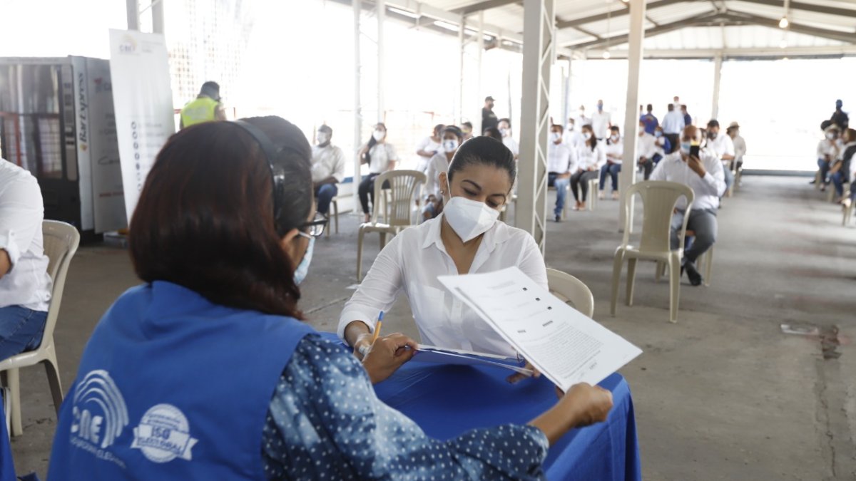 Los precandidatos tuvieron primero que firmar la aceptación de sus postulaciones previo a la inscripción.