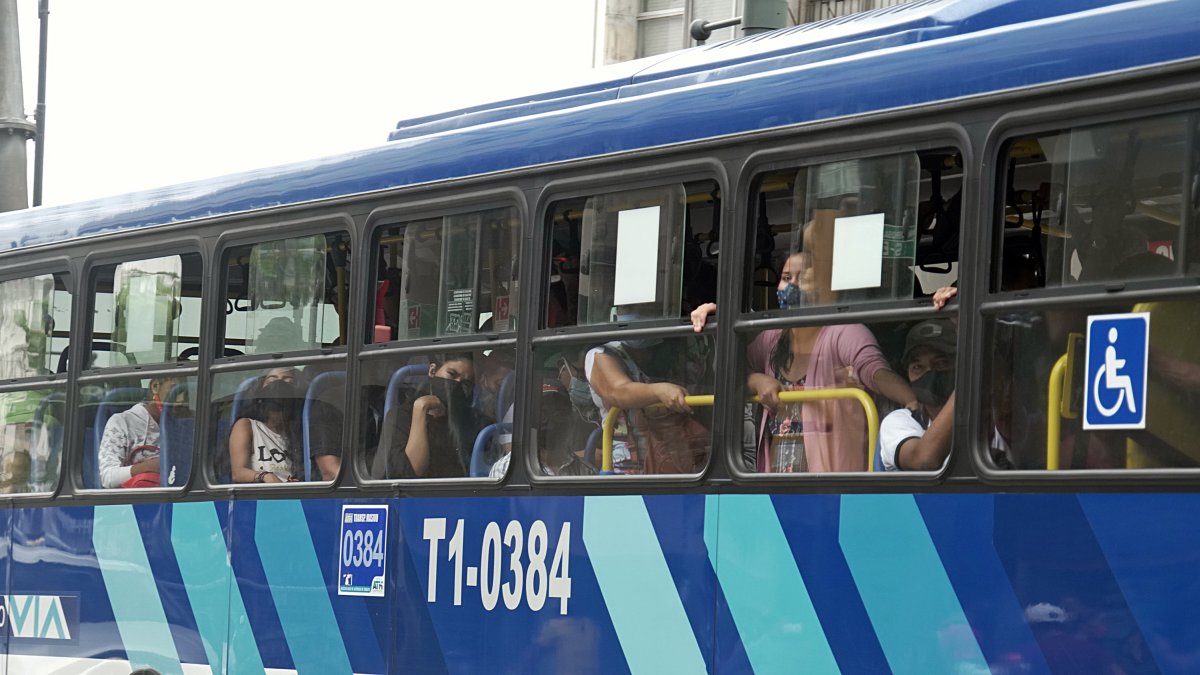 La ATM informó que los articulados de la metrovía pueden llevar 80 pasajeros. Sin embargo, hubo usuarios que se quejaron de que en ellos hubo muchas más personas que lo establecido..