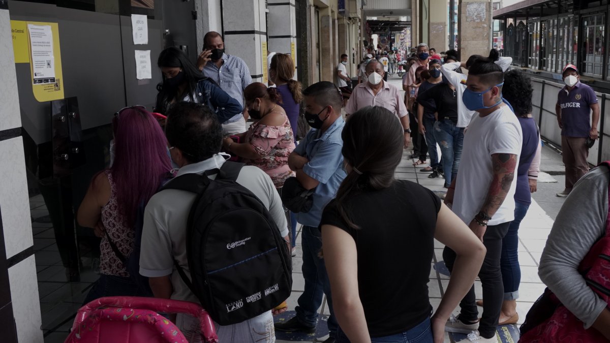 Hecho. La aglomeración ha sido evidente en los exteriores de las entidades bancarias, plazas, entre otros sitios.